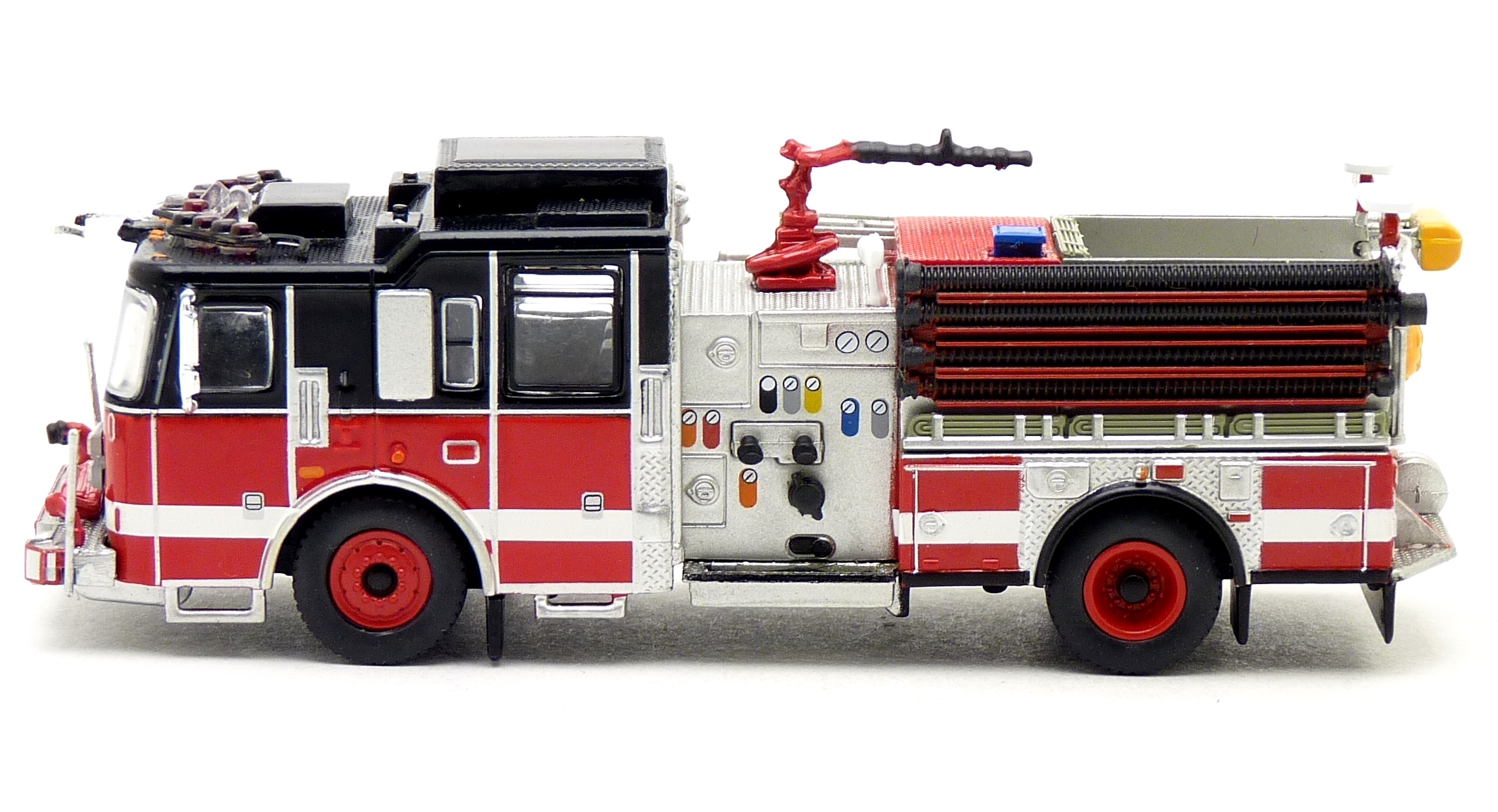 PCX87 870686 Seagrave Marauder II Engine schwarz / rot neutral