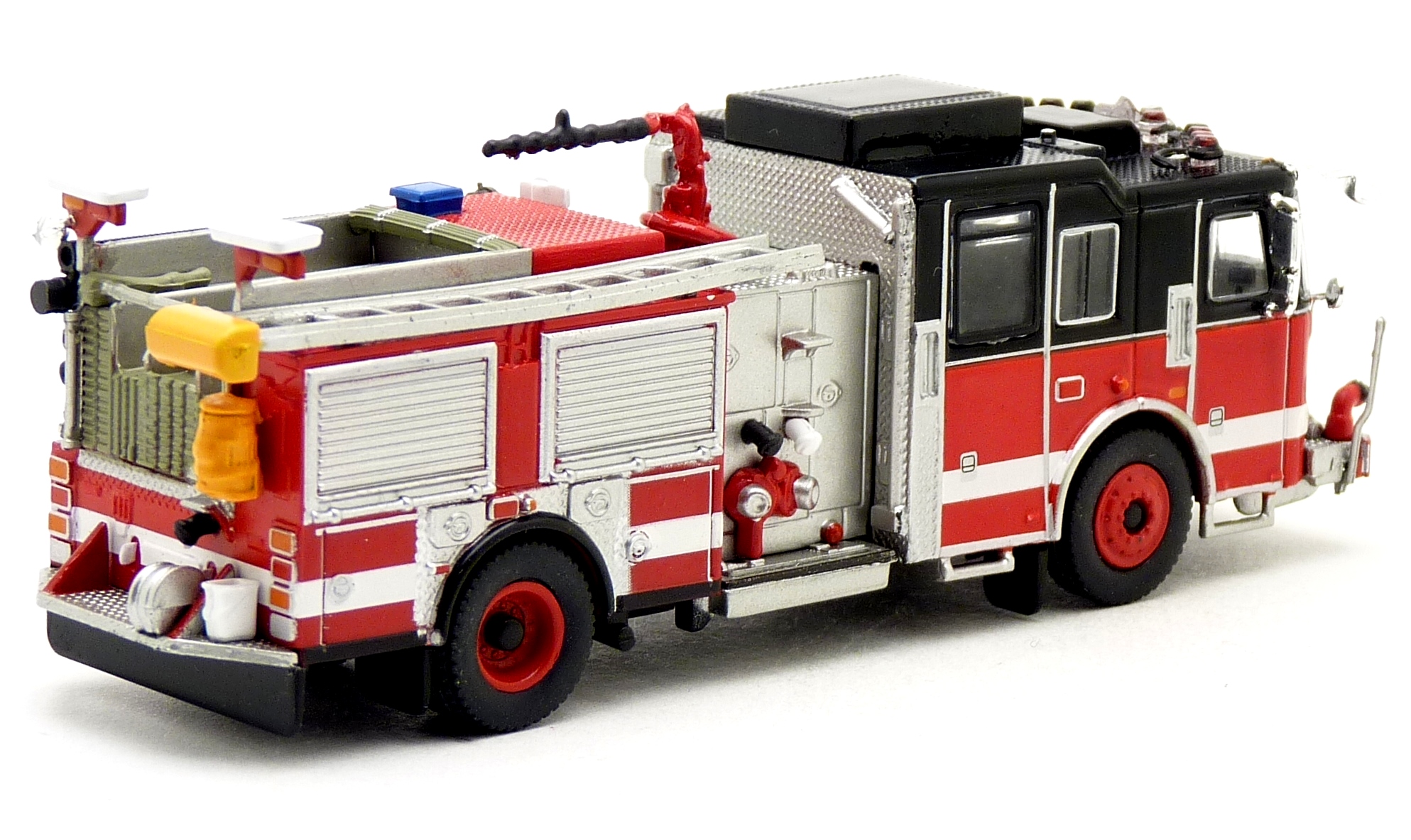 PCX87 870686 Seagrave Marauder II Engine schwarz / rot neutral
