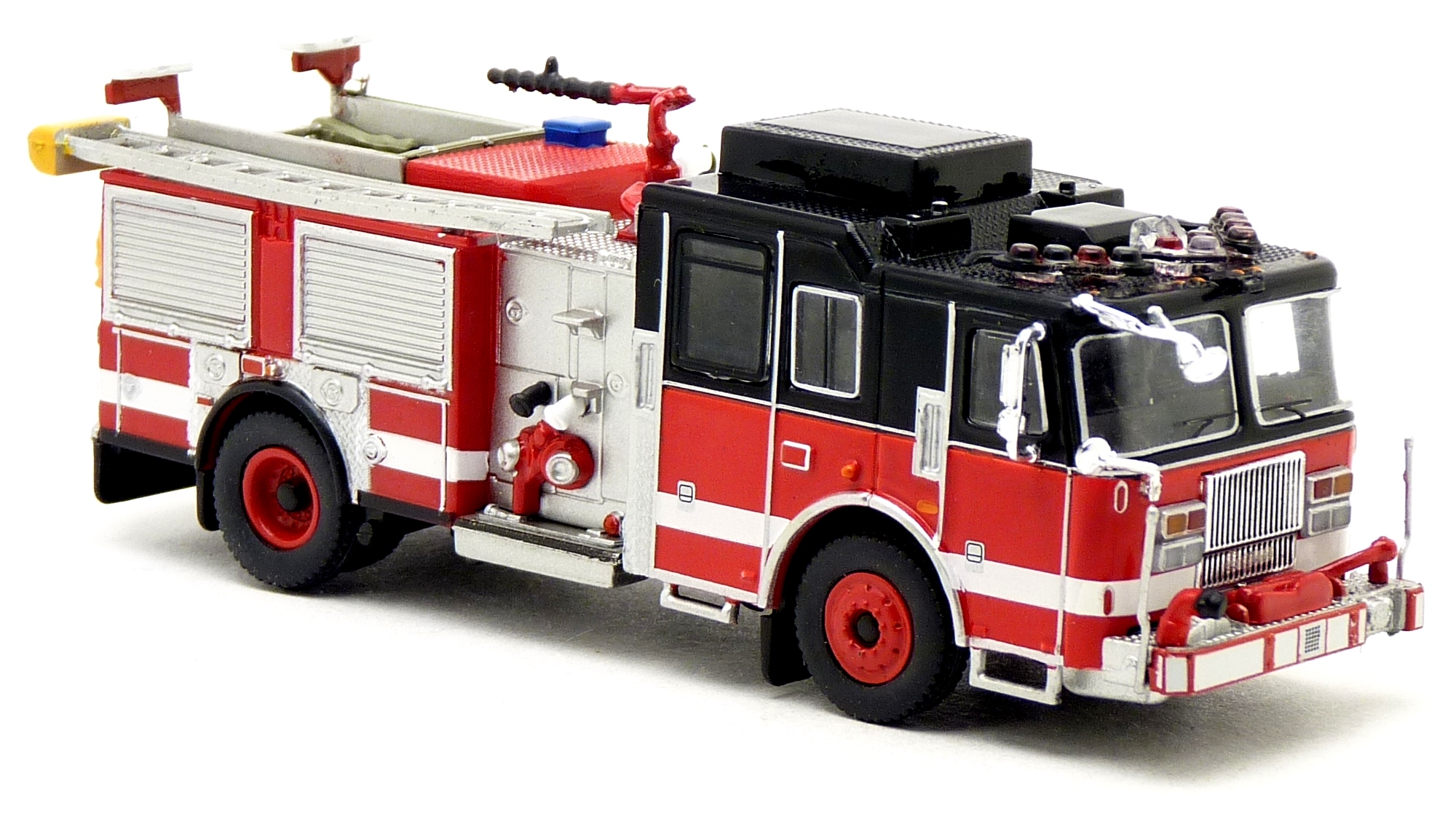 PCX87 870686 Seagrave Marauder II Engine schwarz / rot neutral